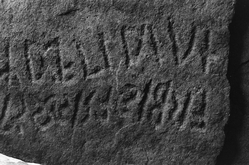 L2756. Runer. Eldre jernalder. Tune kirke [I 2025: Tune Store gnr. 2065, Sarpsborg, Østfold]. Liestøl. Aslak. Februar 1982
2025: Tunesteinen. I Unimus C2092 Runestein av bergart. Tune Store gnr. 2065, Tune kirke bnr. 1, Sarpsborg, Østfold