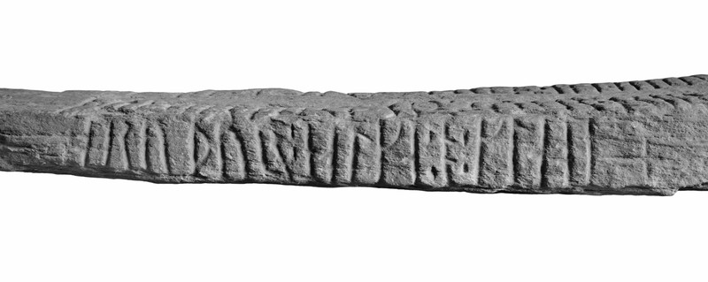 B 13735 Fra protokoll: "Runestein fra Klepp, Rogaland. St. l. 2,15 m, st. br. 0,5 m, st. t. 0,3 m. Innskrift: "Tore Hordsson reiste denne stein etter Åsgerd sin kone, datter av Gunnar, bror til Helge på Klepp". Steinen er identisk med nr. 225 i "Norges Innskrifter med de yngre Runer", bd. III. Innkom til museet i 1846"
