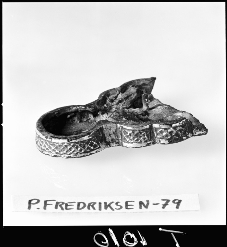 Spennefragment med runer
