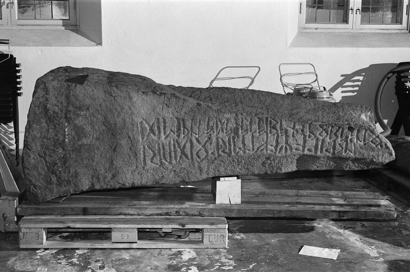 L2764. Runer. Eldre jernalder. Tune kirke [I 2025: Tune Store gnr. 2065, Sarpsborg, Østfold]. Liestøl. Aslak. Februar 1982
2025: Tunesteinen. I Unimus C2092 Runestein av bergart. Tune Store gnr. 2065, Tune kirke bnr. 1, Sarpsborg, Østfold
