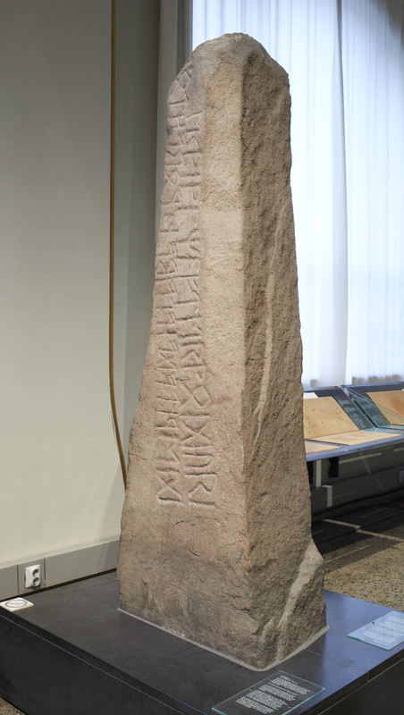 Runestien C2092 fra Tune. Emnord:Middelaldersalen, Utstillingsarkitekt Sverre Fehn demontering.