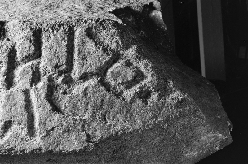 L2764. Runer. Eldre jernalder. Tune kirke [I 2025: Tune Store gnr. 2065, Sarpsborg, Østfold]. Liestøl. Aslak. Februar 1982
2025: Tunesteinen. I Unimus C2092 Runestein av bergart. Tune Store gnr. 2065, Tune kirke bnr. 1, Sarpsborg, Østfold