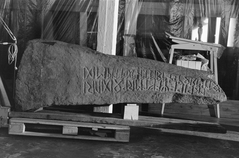 L2756. Runer. Eldre jernalder. Tune kirke [I 2025: Tune Store gnr. 2065, Sarpsborg, Østfold]. Liestøl. Aslak. Februar 1982
2025: Tunesteinen. I Unimus C2092 Runestein av bergart. Tune Store gnr. 2065, Tune kirke bnr. 1, Sarpsborg, Østfold