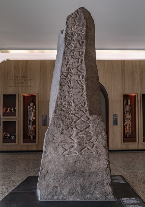 Utstillingen «ARV – vår plass i historien» viser gjenstander fra museets egen arvekiste, men også fra vår egen tid. Vi har valgt temaer og gjenstander som knytter våre samlinger sammen på nye og kanskje uventete måter: Norsk middelalderkunst står sammen med figurer fra Det gamle Egypt, musikkinstrumenter fra India og Norge spiller på lag for å vise hvordan gamle tradisjoner bæres videre inn i en ny tid.