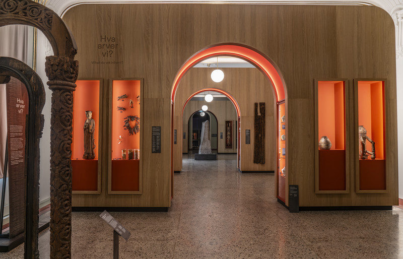 Utstillingen «ARV – vår plass i historien» viser gjenstander fra museets egen arvekiste, men også fra vår egen tid. Vi har valgt temaer og gjenstander som knytter våre samlinger sammen på nye og kanskje uventete måter: Norsk middelalderkunst står sammen med figurer fra Det gamle Egypt, musikkinstrumenter fra India og Norge spiller på lag for å vise hvordan gamle tradisjoner bæres videre inn i en ny tid.