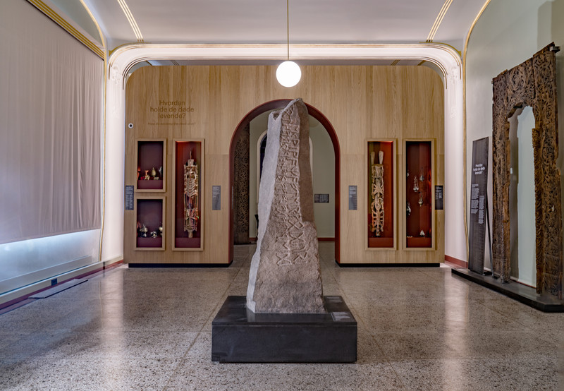 Utstillingen «ARV – vår plass i historien» viser gjenstander fra museets egen arvekiste, men også fra vår egen tid. Vi har valgt temaer og gjenstander som knytter våre samlinger sammen på nye og kanskje uventete måter: Norsk middelalderkunst står sammen med figurer fra Det gamle Egypt, musikkinstrumenter fra India og Norge spiller på lag for å vise hvordan gamle tradisjoner bæres videre inn i en ny tid.