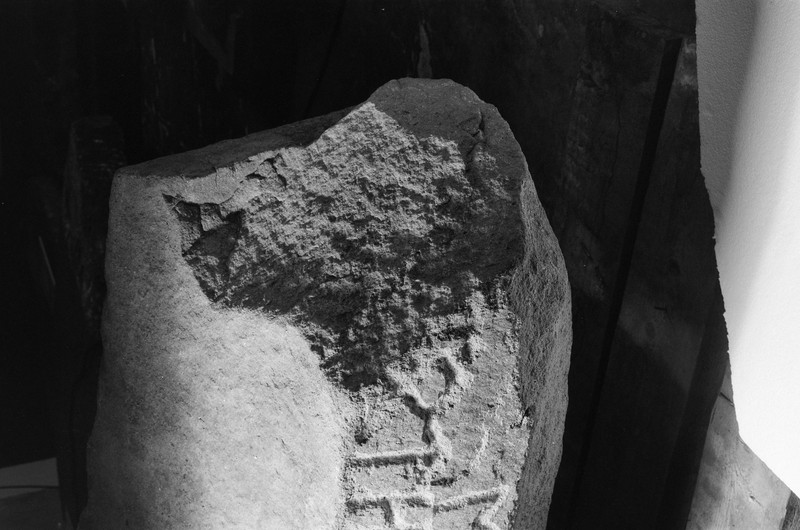 L2756. Runer. Eldre jernalder. Tune kirke [I 2025: Tune Store gnr. 2065, Sarpsborg, Østfold]. Liestøl. Aslak. Februar 1982
2025: Tunesteinen. I Unimus C2092 Runestein av bergart. Tune Store gnr. 2065, Tune kirke bnr. 1, Sarpsborg, Østfold