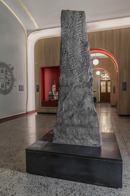 Utstillingen «ARV – vår plass i historien» viser gjenstander fra museets egen arvekiste, men også fra vår egen tid. Vi har valgt temaer og gjenstander som knytter våre samlinger sammen på nye og kanskje uventete måter: Norsk middelalderkunst står sammen med figurer fra Det gamle Egypt, musikkinstrumenter fra India og Norge spiller på lag for å vise hvordan gamle tradisjoner bæres videre inn i en ny tid.