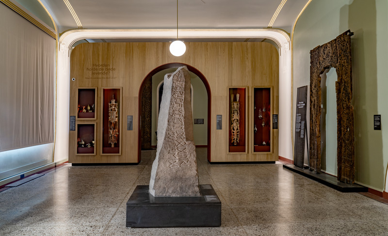 Utstillingen «ARV – vår plass i historien» viser gjenstander fra museets egen arvekiste, men også fra vår egen tid. Vi har valgt temaer og gjenstander som knytter våre samlinger sammen på nye og kanskje uventete måter: Norsk middelalderkunst står sammen med figurer fra Det gamle Egypt, musikkinstrumenter fra India og Norge spiller på lag for å vise hvordan gamle tradisjoner bæres videre inn i en ny tid.
