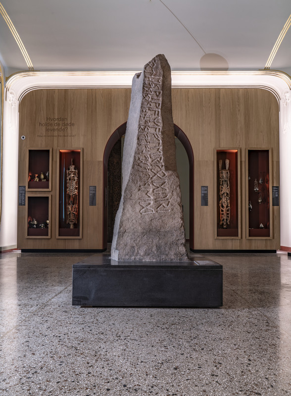 Utstillingen «ARV – vår plass i historien» viser gjenstander fra museets egen arvekiste, men også fra vår egen tid. Vi har valgt temaer og gjenstander som knytter våre samlinger sammen på nye og kanskje uventete måter: Norsk middelalderkunst står sammen med figurer fra Det gamle Egypt, musikkinstrumenter fra India og Norge spiller på lag for å vise hvordan gamle tradisjoner bæres videre inn i en ny tid.