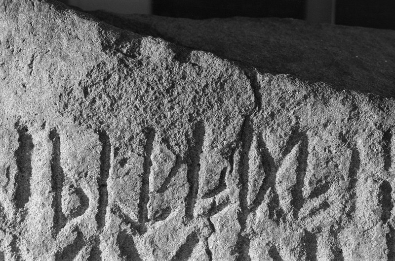 L2756. Runer. Eldre jernalder. Tune kirke [I 2025: Tune Store gnr. 2065, Sarpsborg, Østfold]. Liestøl. Aslak. Februar 1982
2025: Tunesteinen. I Unimus C2092 Runestein av bergart. Tune Store gnr. 2065, Tune kirke bnr. 1, Sarpsborg, Østfold