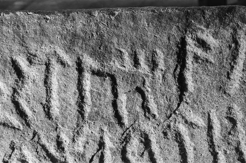 L2764. Runer. Eldre jernalder. Tune kirke [I 2025: Tune Store gnr. 2065, Sarpsborg, Østfold]. Liestøl. Aslak. Februar 1982
2025: Tunesteinen. I Unimus C2092 Runestein av bergart. Tune Store gnr. 2065, Tune kirke bnr. 1, Sarpsborg, Østfold
