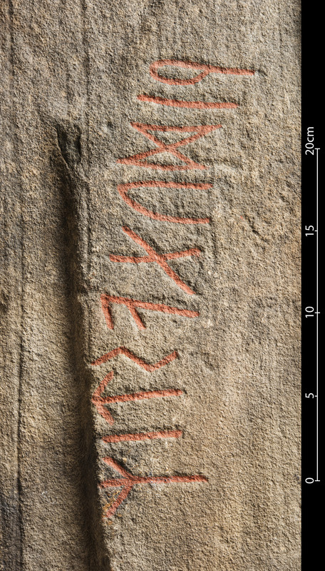 B9594
bautastein med urnordisk runeinnskrift av sandstein.
fra HERNESET, SUNDE, KINN K., VESTLAND.