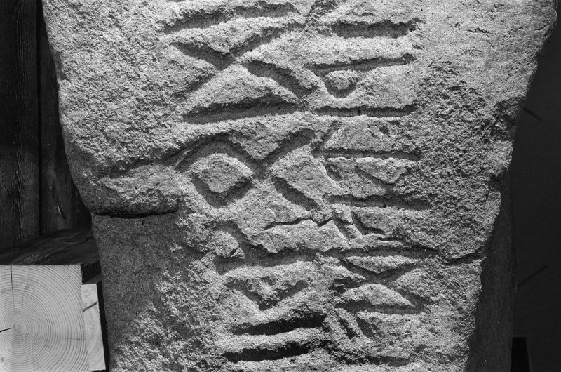 L2756. Runer. Eldre jernalder. Tune kirke [I 2025: Tune Store gnr. 2065, Sarpsborg, Østfold]. Liestøl. Aslak. Februar 1982
2025: Tunesteinen. I Unimus C2092 Runestein av bergart. Tune Store gnr. 2065, Tune kirke bnr. 1, Sarpsborg, Østfold