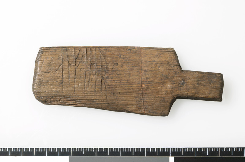 Gjenstander med runeskrift, fotografert i forbindelse med utstillingen "Kyss meg - runenes verden", KHM våren 2010.