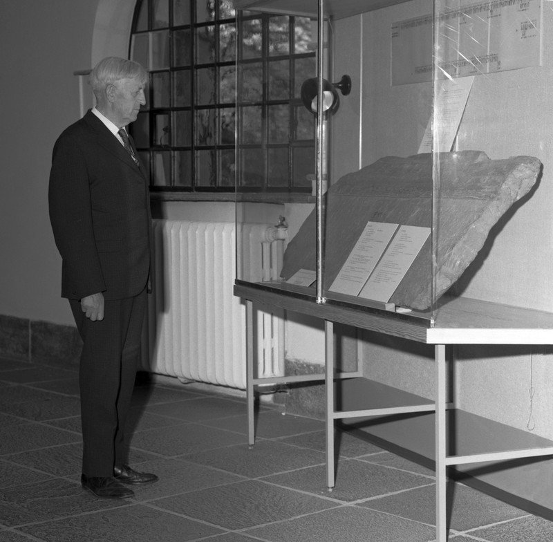 Runestein (Eggjum)
Stein
Torstein Eggum med datter i Hist.mus. samlinger