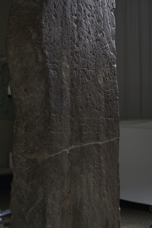 Alstad Runestein C22007. Emnord:Middelaldersalen, Utstillingsarkitekt Sverre Fehn demontering.