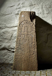 Østerlars runesten 1 — Roberto Fortuna; Nationalmuseet, Danmark. CC BY-SA 4.0