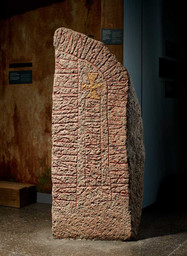 Hørning-runesten — Roberto Fortuna; Nationalmuseet, Danmark. CC BY-SA 4.0