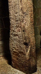 Klemensker-runesten 1 (Lundhøj) — Roberto Fortuna; Nationalmuseet, Danmark. CC BY-SA 4.0