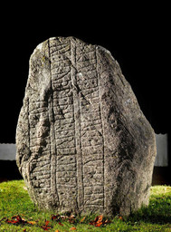 Bække-runesten 1 — Roberto Fortuna; NATIONALMUSETT. CC BY-SA 4.0