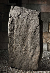 Skjern-runesten 2 (Skern) — Roberto Fortuna; NATIONALMUSETT. CC BY-SA 4.0
