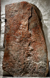Åker-runesten 2 (Møllegård) — Roberto Fortuna; Nationalmuseet, Danmark. CC BY-SA 4.0