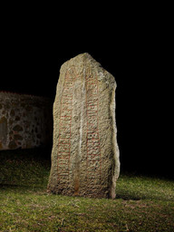 Västra Nöbbelöv-runesten — Roberto Fortuna; Nationalmuseet, Danmark. CC BY-SA 4.0