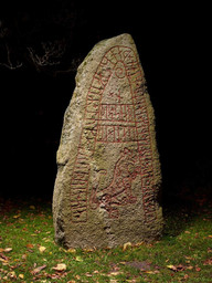Skårby-runesten 1 — Roberto Fortuna; Nationalmuseet, Danmark. CC BY-SA 4.0