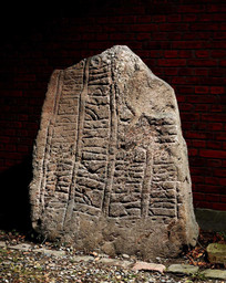 Skovlænge-runesten — Roberto Fortuna; Nationalmuseet, Danmark. CC BY-SA 4.0