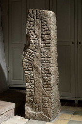 Østerlarsker-runesten 2 — Roberto Fortuna; Nationalmuseet, Danmark. CC BY-SA 4.0