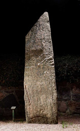 Østermarie-runesten 1 — Roberto Fortuna; Nationalmuseet, Danmark. CC BY-SA 4.0