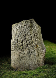 Østermarie-runesten 3 — Roberto Fortuna; Nationalmuseet, Danmark. CC BY-SA 4.0