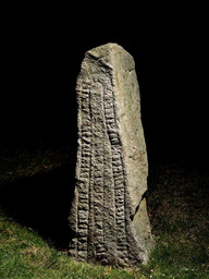 Østermarie-runesten 5 — Roberto Fortuna; Nationalmuseet, Danmark. CC BY-SA 4.0