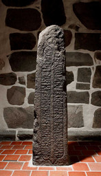 Norra Åsum-runesten — Roberto Fortuna; Nationalmuseet, Danmark. CC BY-SA 4.0