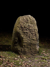 Gårdstånga-runesten 3 — Roberto Fortuna; Nationalmuseet, Danmark. CC BY-SA 4.0