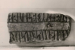 Vapnö-runesten — Erik Moltke; Nationalmuseet, Danmark. CC BY-SA 4.0